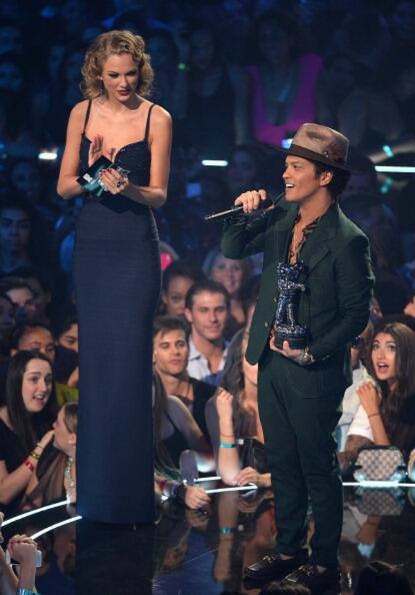 Bruno Mars junto a Taylor Swift