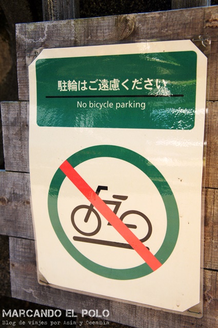 Está prohibido parquear bicicletas en la calle