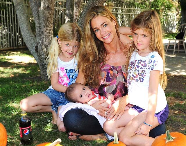 Denise Richards le dio una hermanita a las hijas de Charlie Sheen