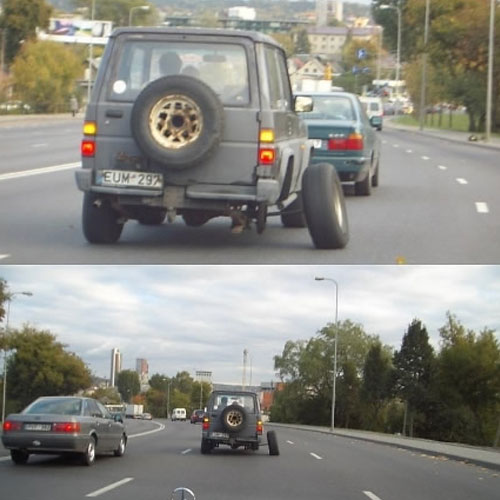 Un hombre muy descuidado con su auto