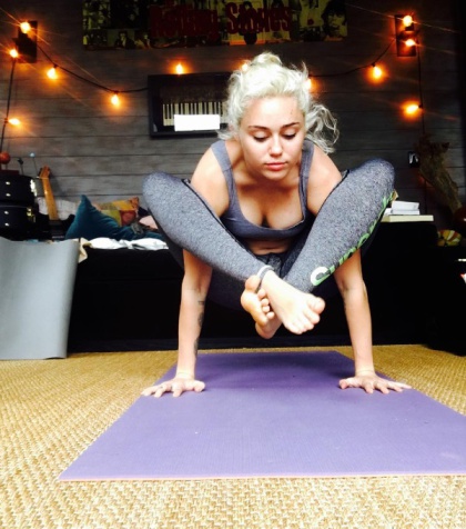 Miley Cyrus haciendo Yoga