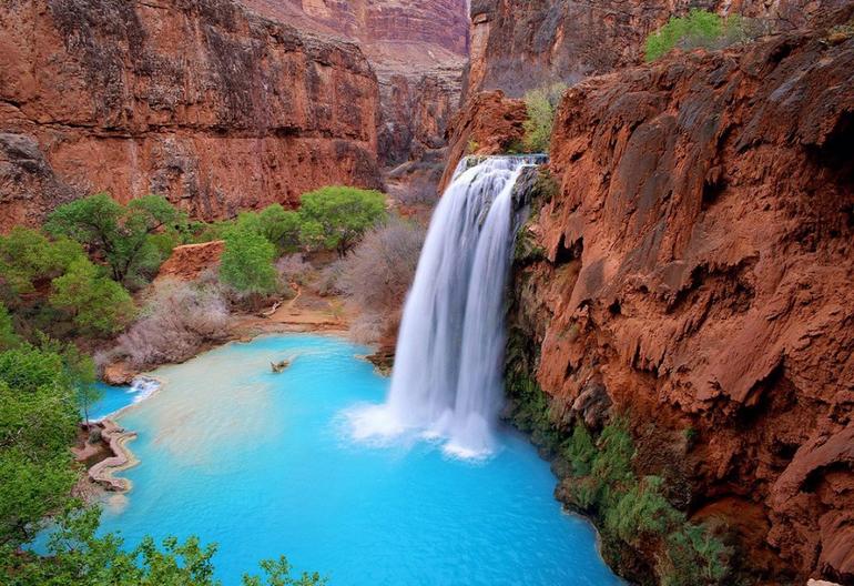 Cascadas de agua turquesa