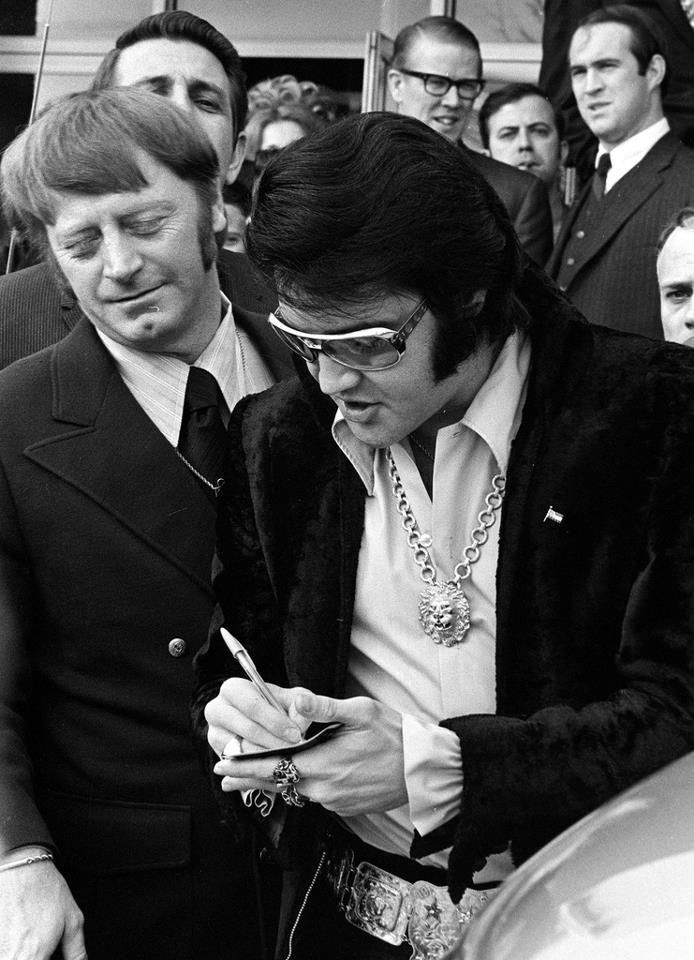 ¿Qué significa la firma de Elvis Presley?