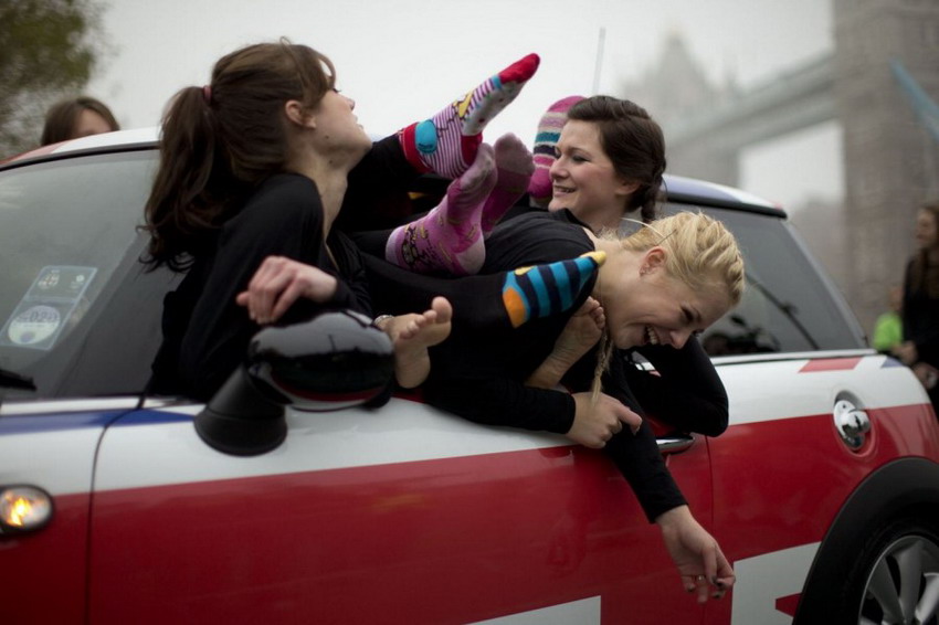 28 mujeres en un Mini Cooper