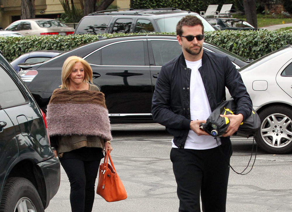 Bradley Cooper vive con su mamá y siempre lo hará