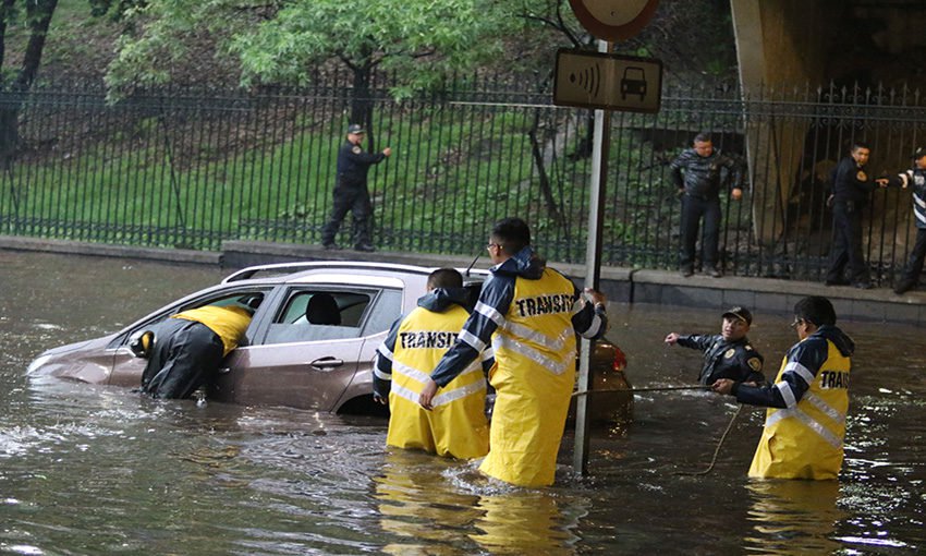 Varios condcutores han tenido que subirse al techo de su auto