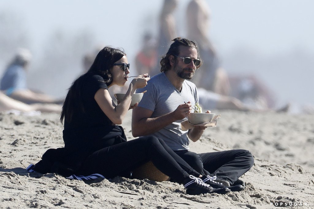 Irina y Bradley Cooper de picnic en la playa