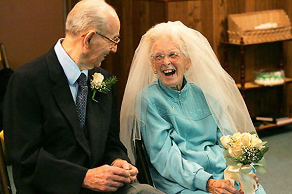 Se conocieron ancianos, y se casaron