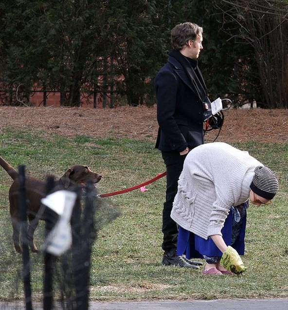 Anne Hathaway recogiendo las travesuras de su mascota