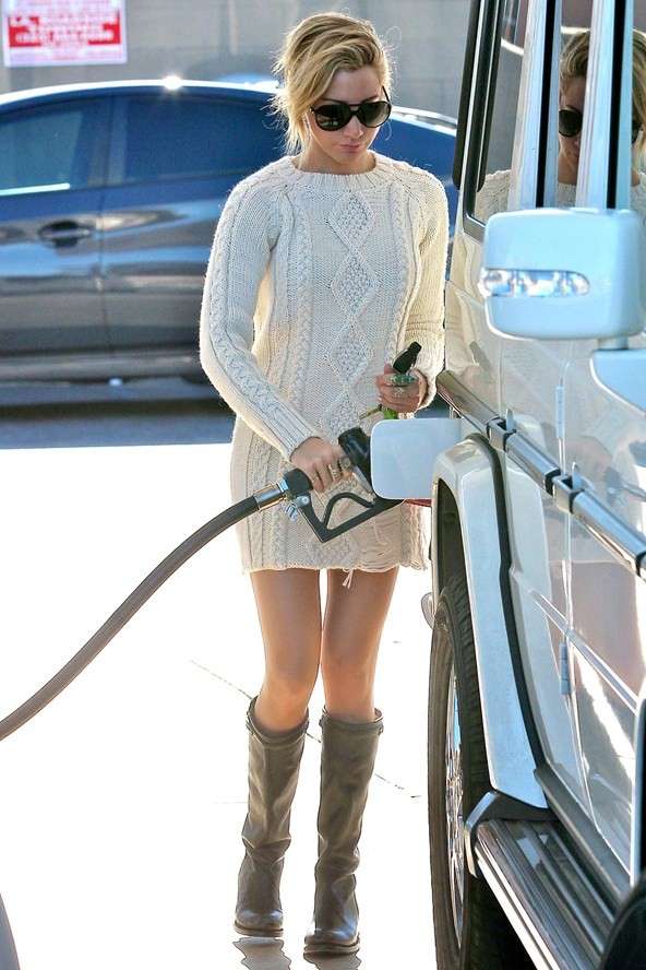 Ashley Tisdale llenado de gasolina su auto
