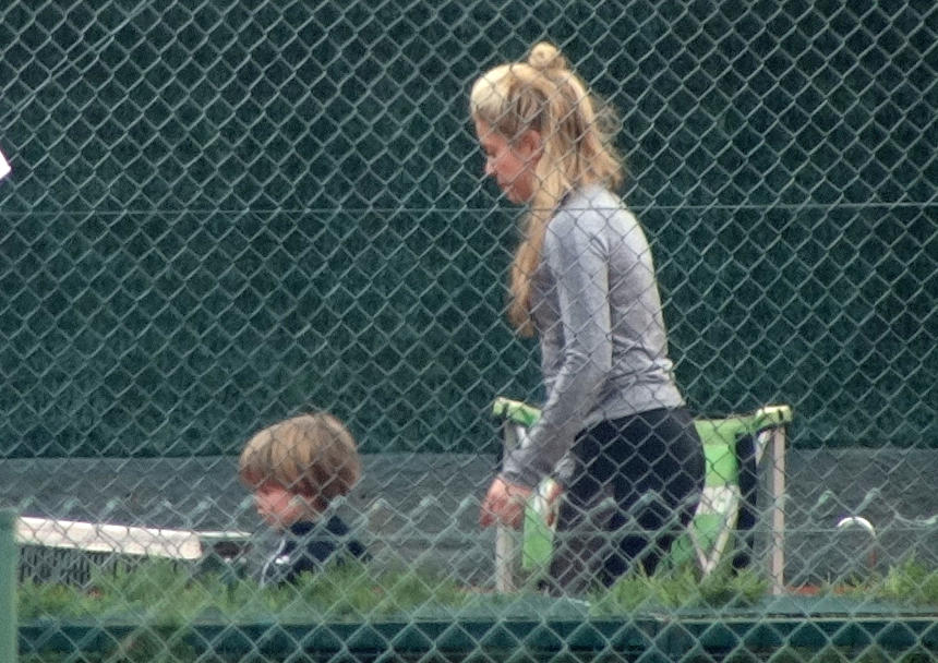 Shakira en el parque con sus hijos