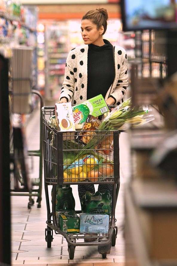 Eva Mendes hace sus compras de supermercado