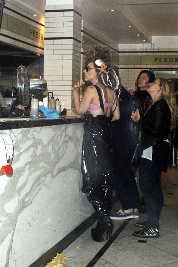 Lady Gaga de compras en un restaurante