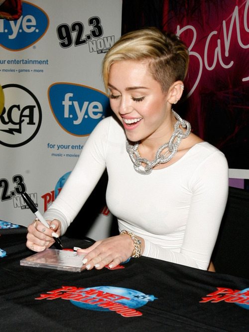 ¿Qué significa la firma de Miley Cyrus?