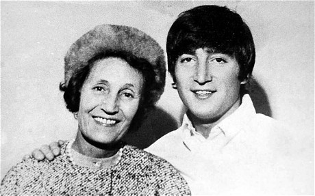 El señor John Lennon y su madre adoptiva