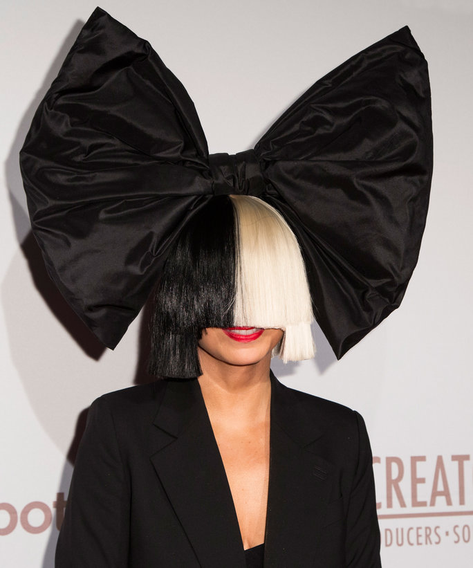 SIA oculta su rostro porque quiere que todo se enfoque en su música