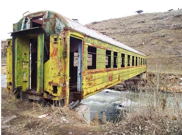 Un puente creado con un vagón abandonado