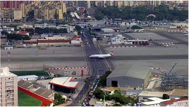El Aeropuerto de Gibraltar en medio de una carretera