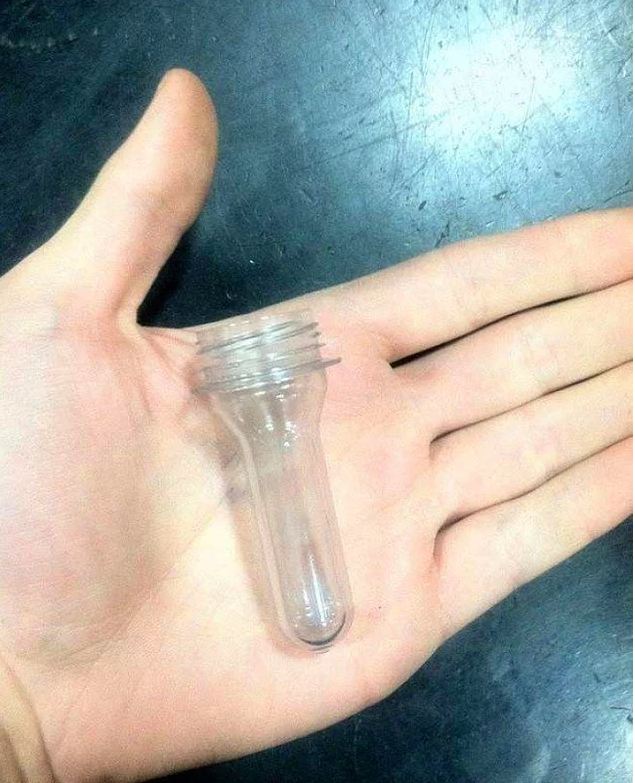 Una botella de agua gaseosa antes de ser expandida