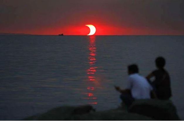 Un eclipse lunar y puesta de sol al mismo tiempo