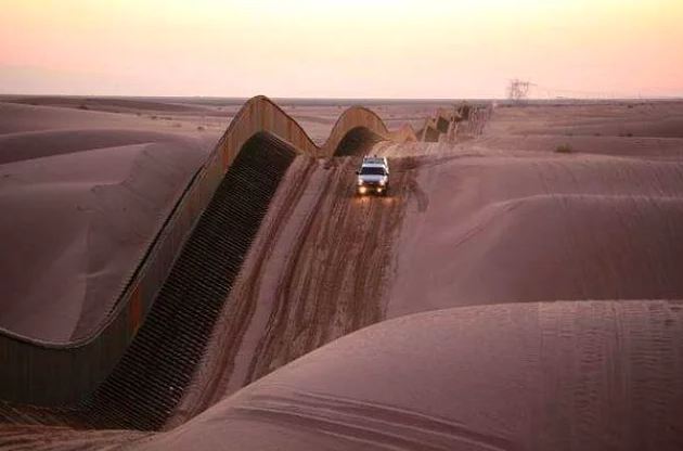 Este muro que fue creado según las dunas del desierto