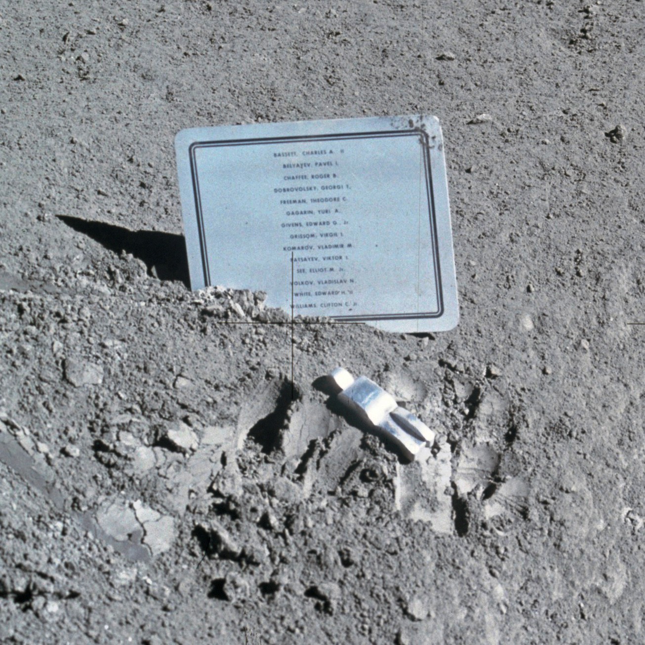 El homenaje en la luna a los astronautas desaparecidos
