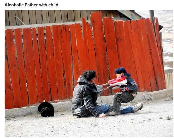 Un niño arrastrando a su padre alcohólico