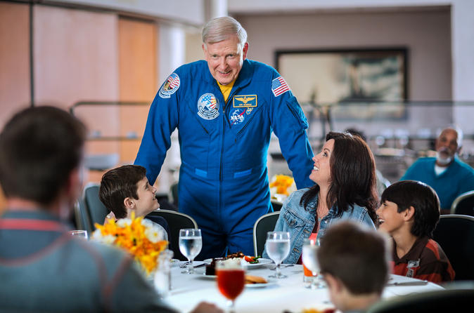 Que puedes comprar una cena junto a un astronauta en el Kennedy Center