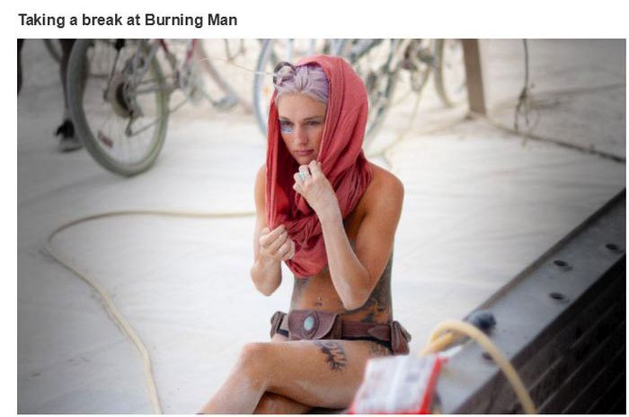 Una chica descansando en el Festival Burning Man
