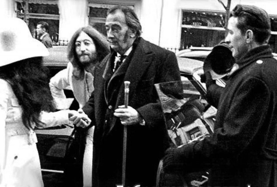 Salvador Dalí junto a John Lenon