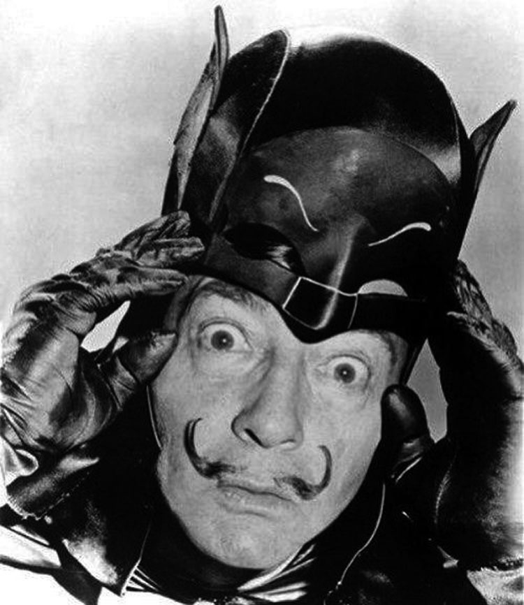 Salvador Dalí con máscara de Batman