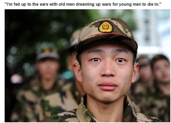Un soldado llorando porque va a la guerra