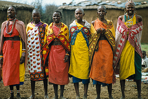 África: Esta tribu tiene la costumbre de escupir a todos