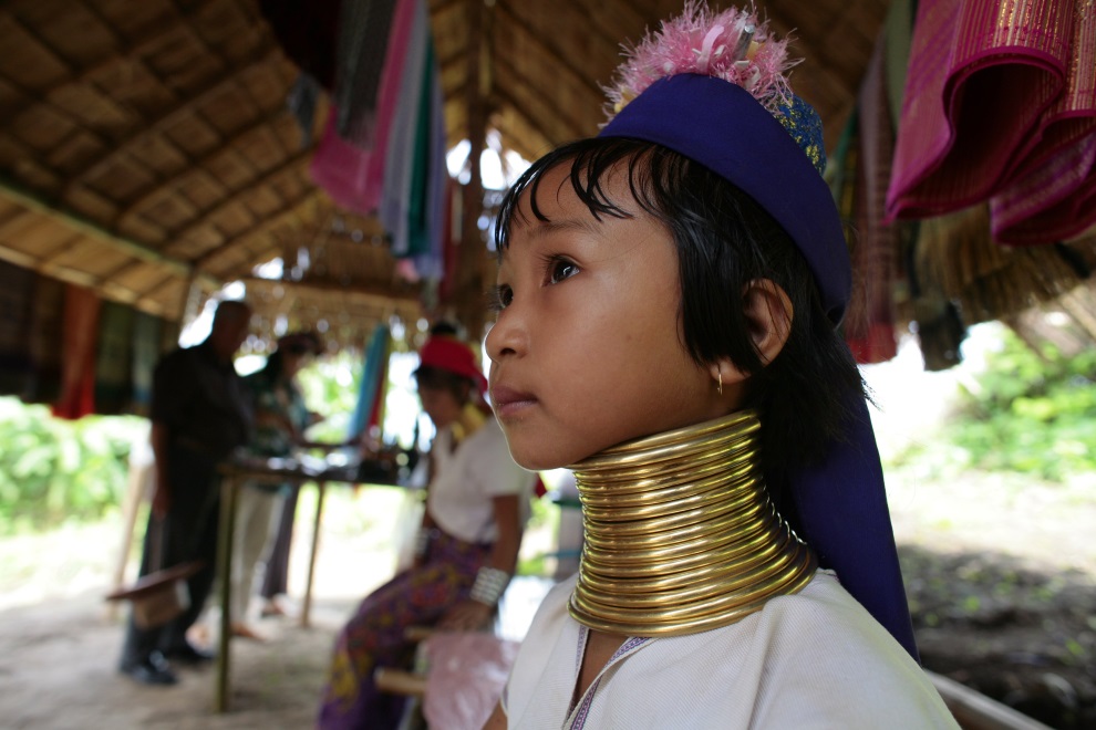 Tailandia: Se alargan los cuellos como símbolo de belleza