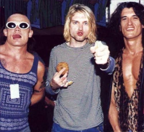Flea y Kurt Cobain detrás del escenario