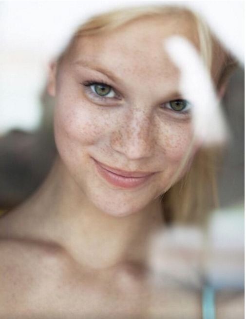 Nadine Leopold sin maquillaje