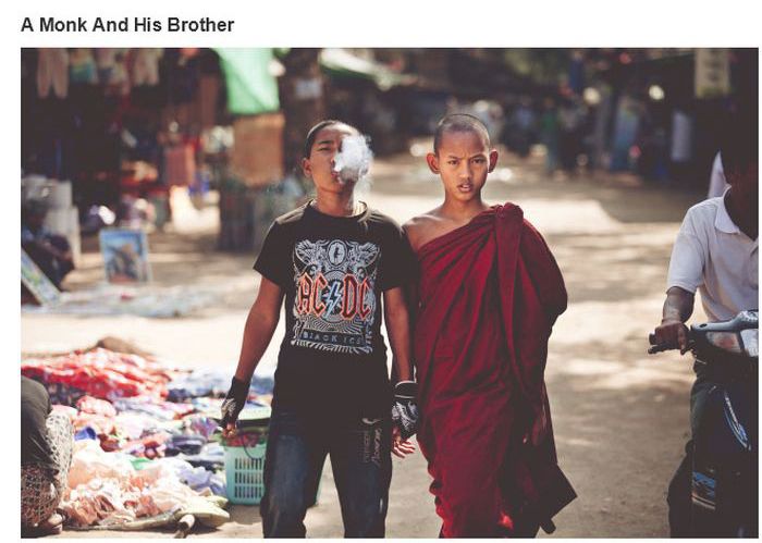 Un monje junto a su hermano