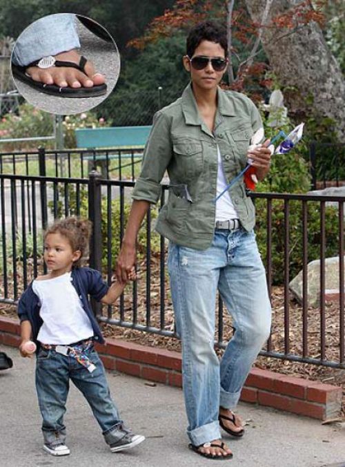 Halle Berry tiene seis deditos en el pie