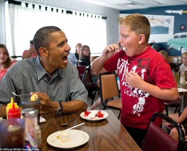 El señor Obama compartiendo su postre con un niño