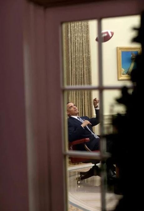 Obama jugando con una pelota de Fútbol Americano