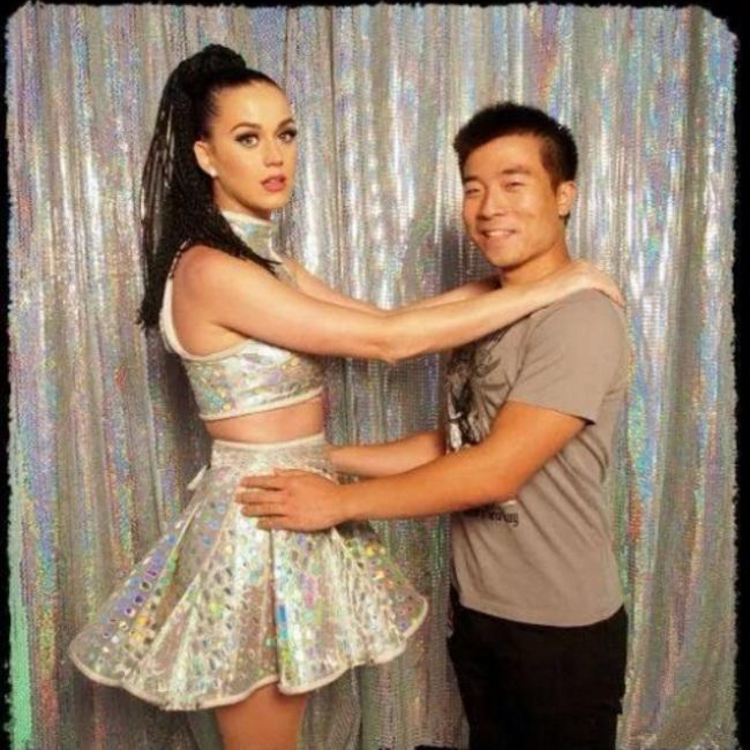 Katy Perry y su admirador posan como foto incómoda de anuario