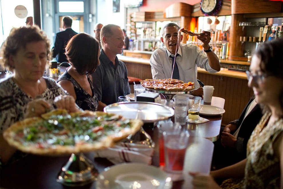 Barack Obama disfrutando de una buena pizza en NY