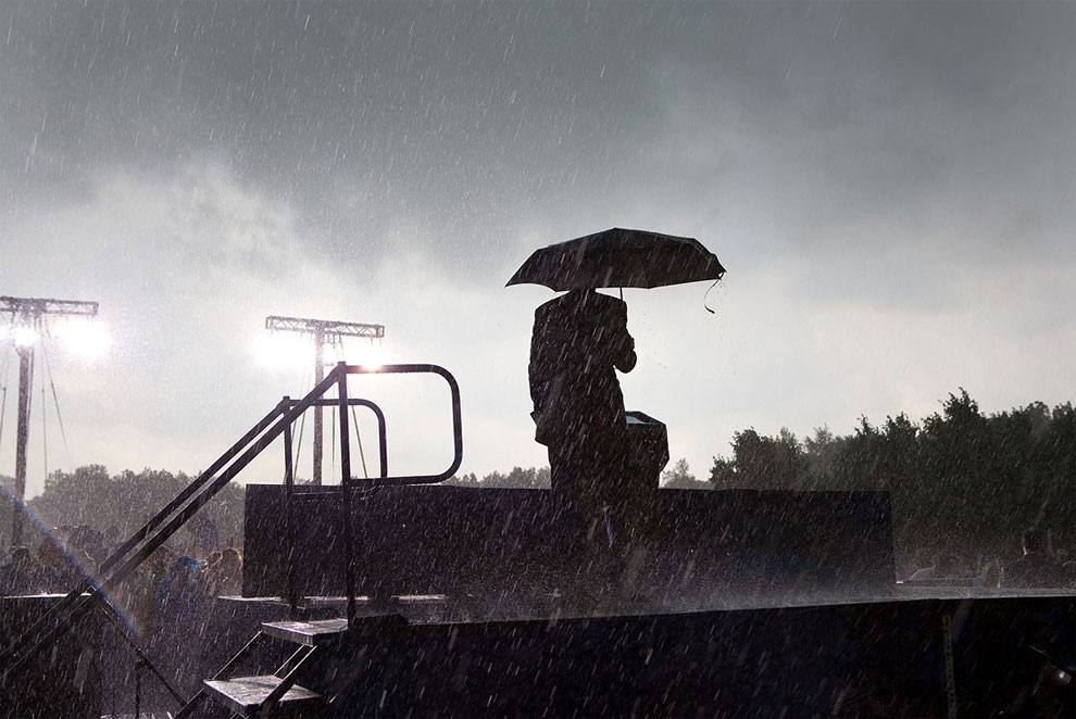 Durante un discurso presidencial bajo la lluvia