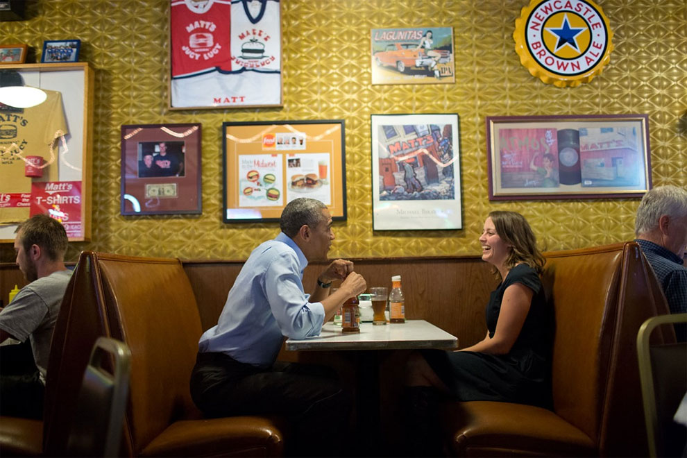 Barack Obama comiendo en una cafetería muy humilde