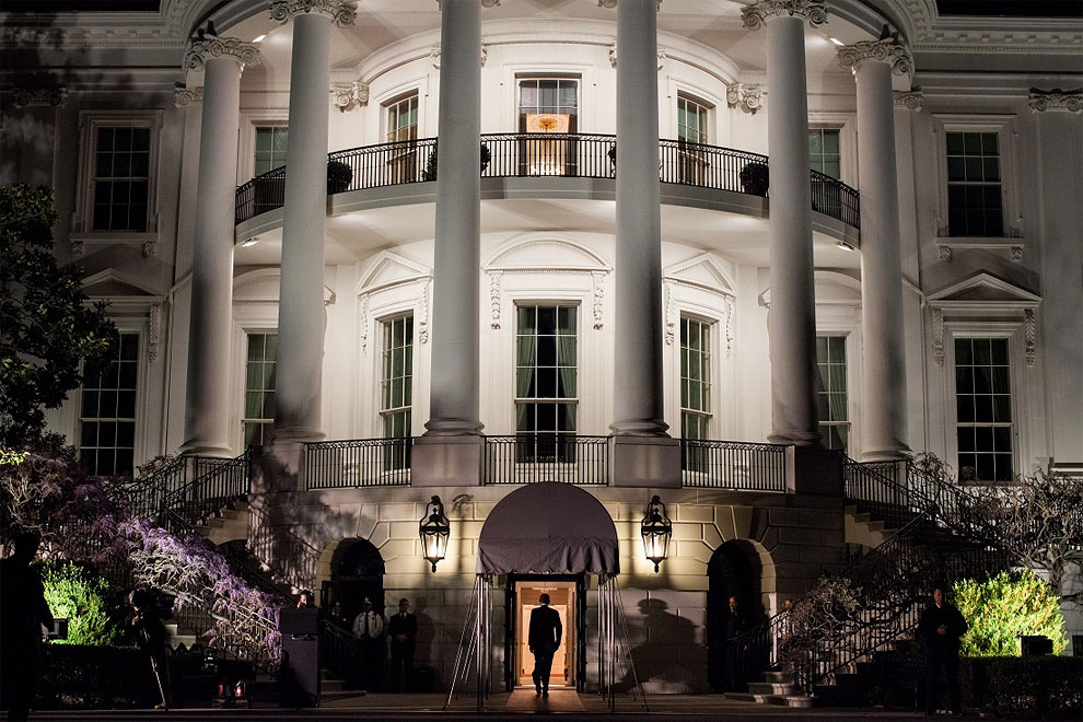 Una artística foto del presidente entrando a la Casa Blanca