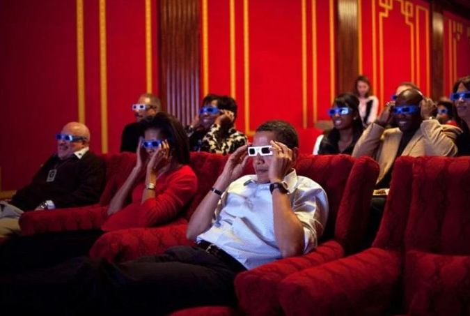 El entonces presidente viendo una película