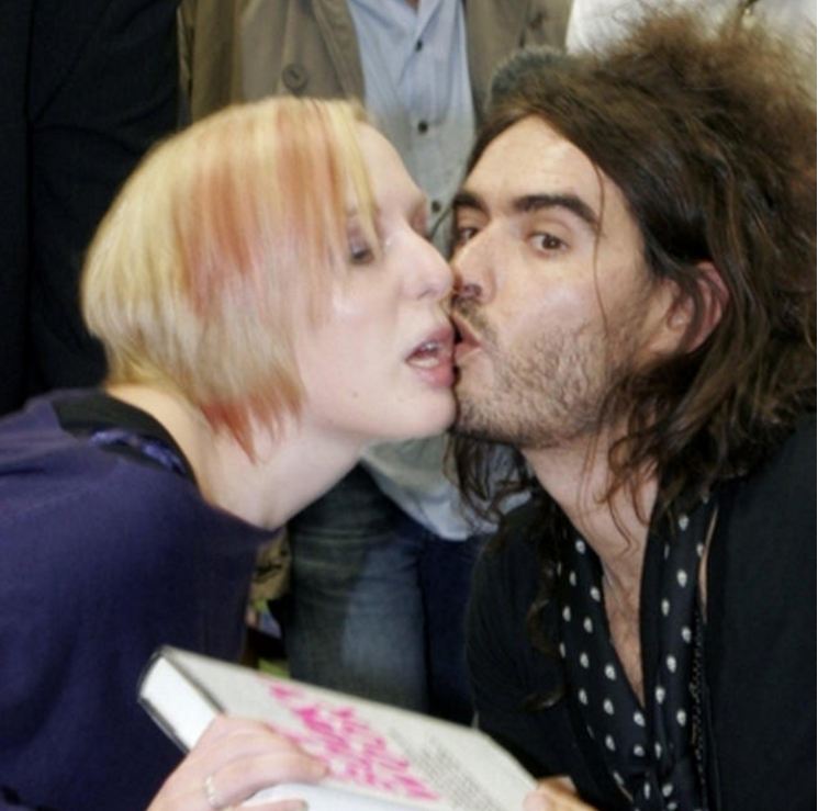 ¡Ay Russell Brand! Eres un coqueto