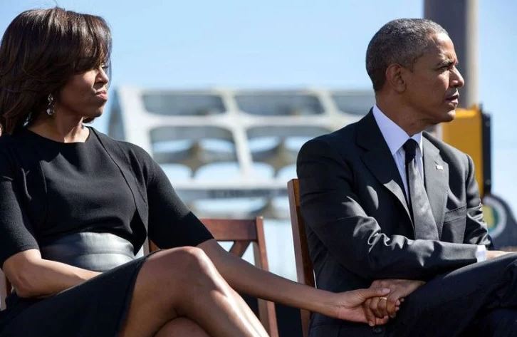 Amor puro: Michelle dándole la mano a Obama