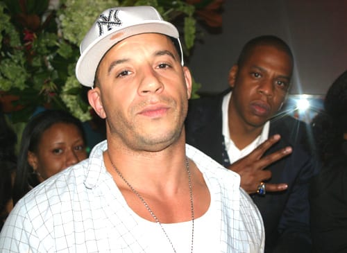 Jay Z siendo muy serio mientras hace Photobomb a Vin Diesel