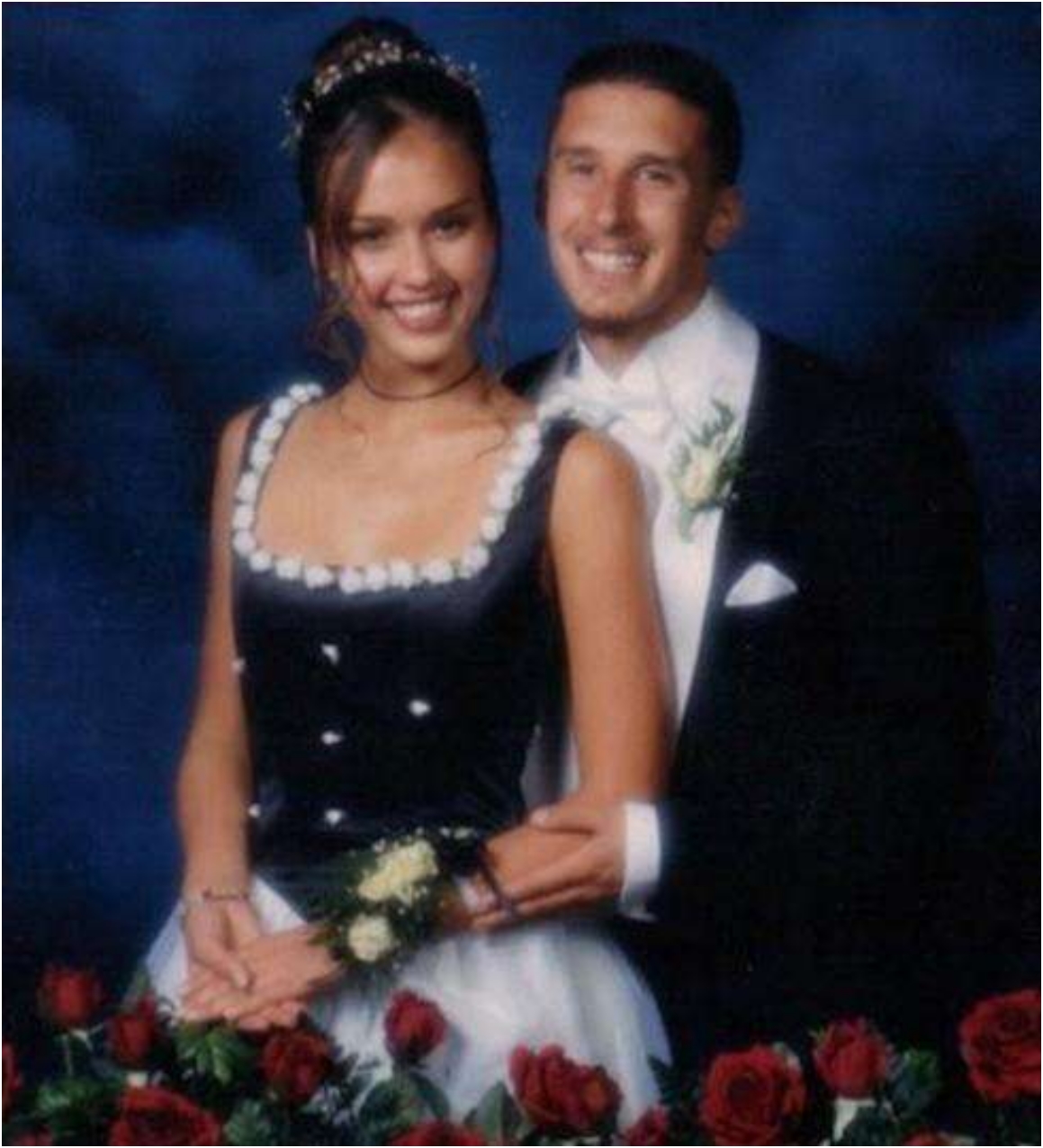 Esta joven llena de flores es Jessica Alba